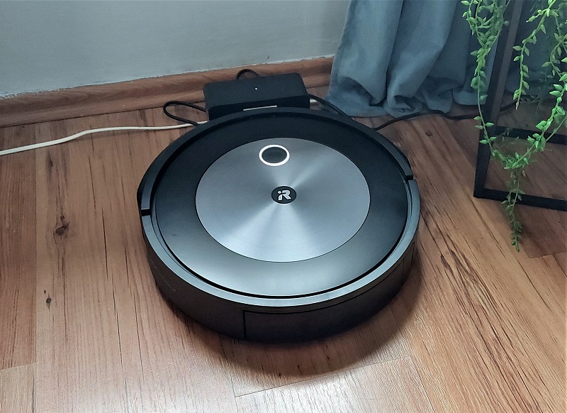 iRobot Roomba j7 w stacji dokującej (ładowarce)