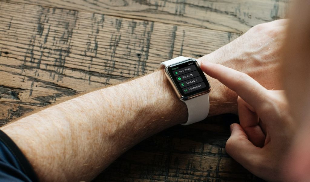 Smartwatch dla seniora. Na co zwrócić uwagę przy zakupie?