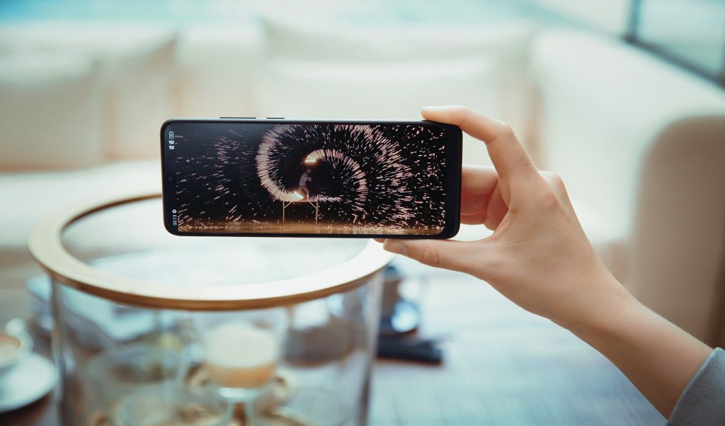 Dobry smartfon nie musi być drogi. Na co zwrócić uwagę porównując modele z niższej półki cenowej?