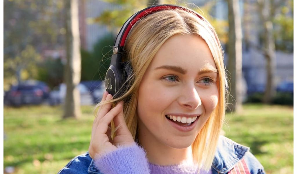 JBL stworzy słuchawki zasilane energią słoneczną