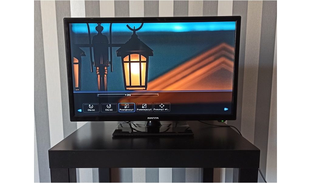 Manta 24LHN120D – kompaktowy, niedrogi TV do kuchni, sypialni i pod namiot
