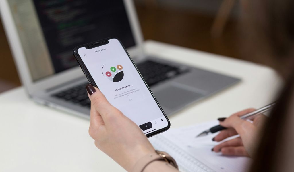 Wirus na smartfonie. Jak rozpoznać zagrożenie i je usunąć