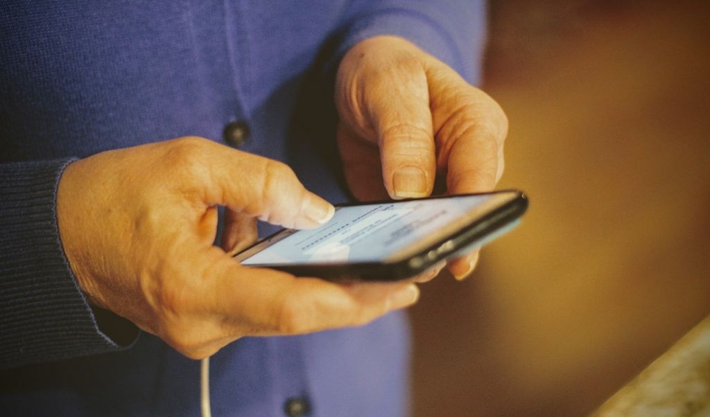 Telefon dla seniora. Jak kupować i co wybrać? Doradzamy