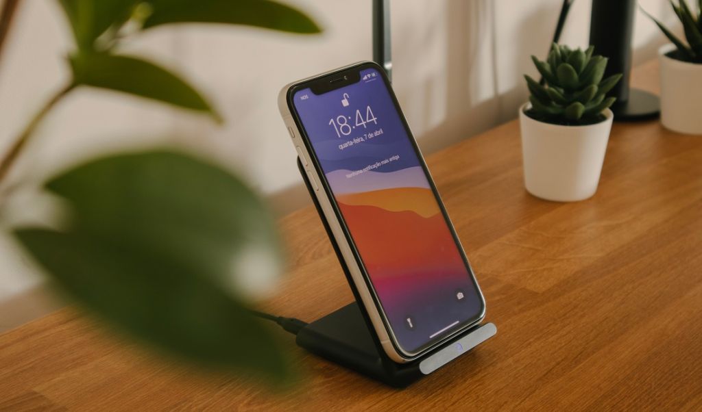 Ładowanie indukcyjne. Czy to w ogóle ma sens?