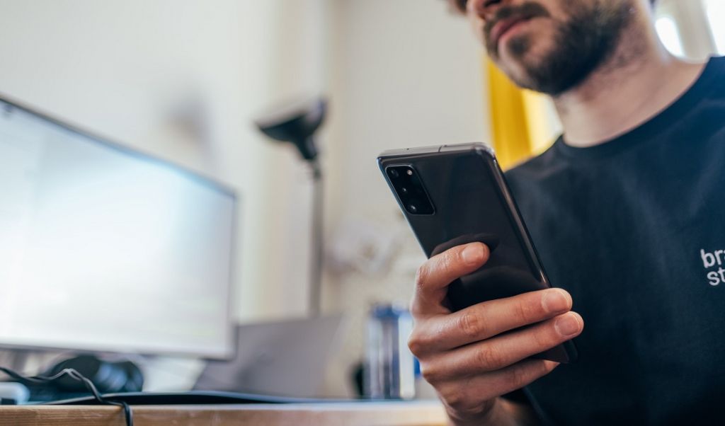 Jak przesłać obraz ze smartfona na telewizor? Wyjaśniamy