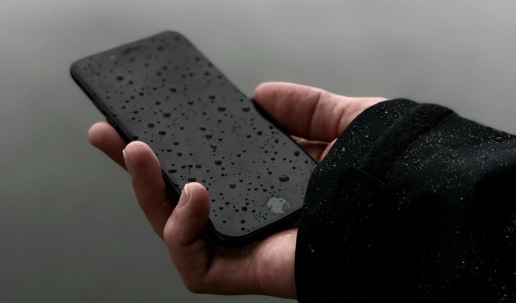 Jak uratować zalany telefon? Doradzamy