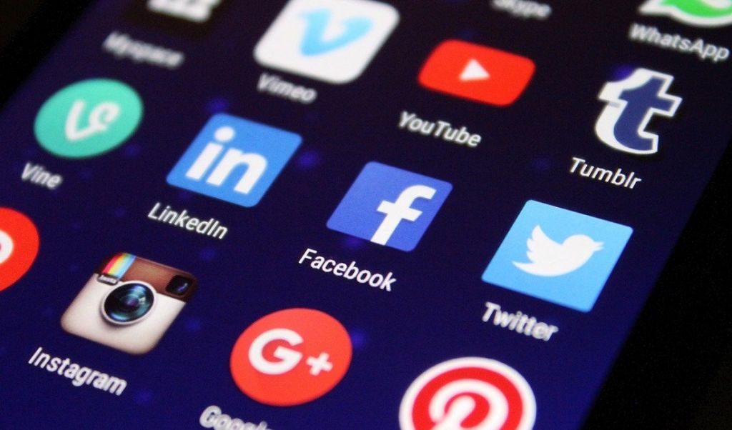 Facebook zasugeruje przeczytanie artykułu przed udostępnieniem go dalej