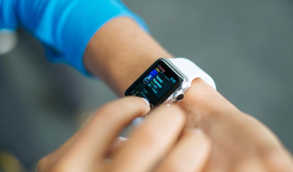 Smartwatche i smartbandy. Czym różnią się te popularne gadżety?