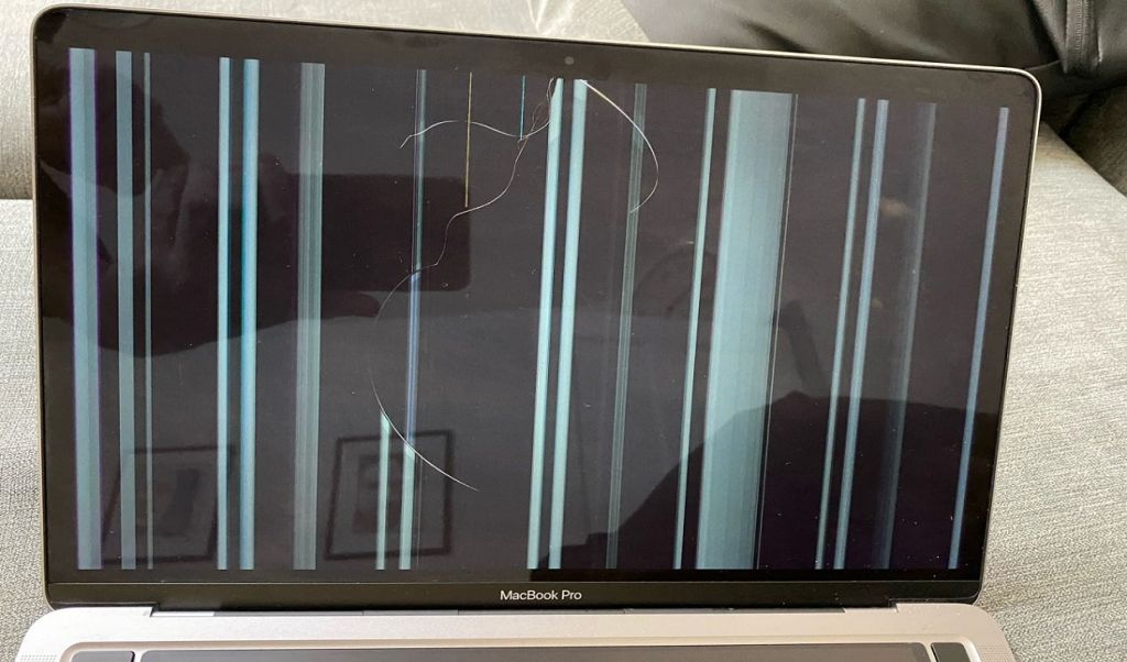 W nowych MacBookach z chipem M1 pękają ekrany?