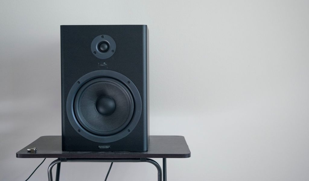 Jak poprawnie ustawić głośniki domowego systemu Hi-Fi