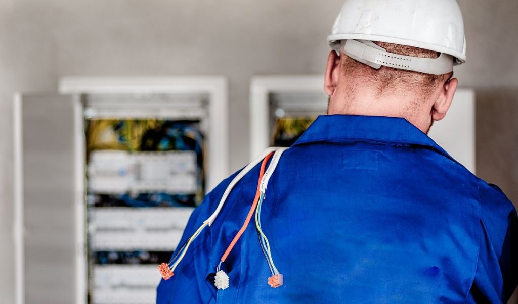 Smartfony iPhone i samochody Tesla podrożeją przez problemy energetyczne Chin?