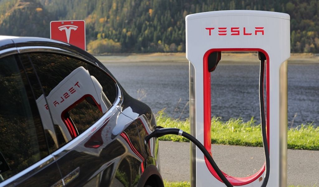 Autopilot w Teslach nie taki dobry, jak się powszechnie uważa? Spór w branży motoryzacyjnej