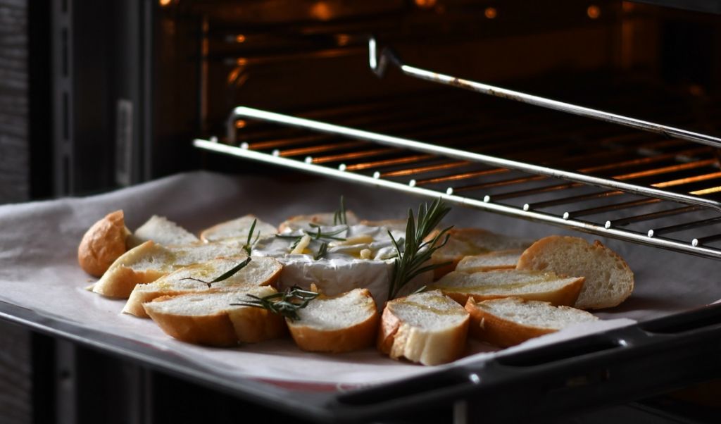 Termoobieg w piekarniku. Jak działa i kiedy się przydaje? Wyjaśniamy