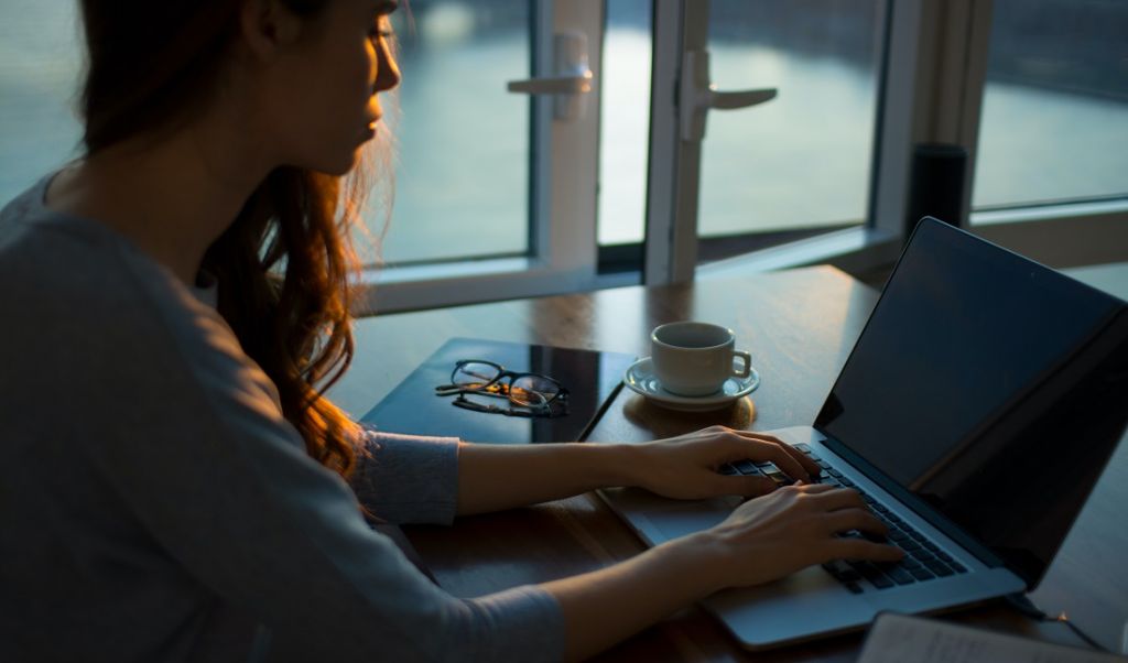 Jak sprawić, by laptop nie przegrzewał się nawet w ciepłe dni?