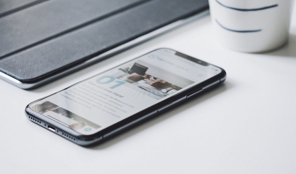 Promieniowanie ze smartfona szkodzi? 7 porad, które to zminimalizują