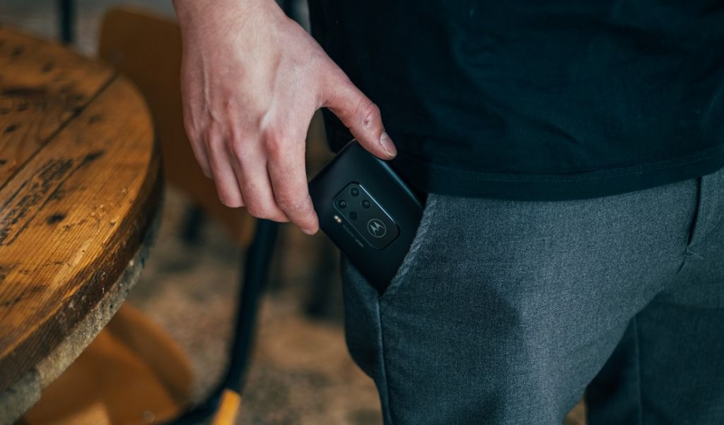 Jak zwykły smartfon dostosować do użytku przez seniora? Doradzamy