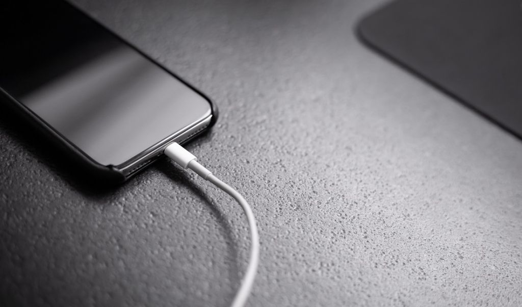 Ładowanie smartfona z publicznej ładowarki to zły pomysł