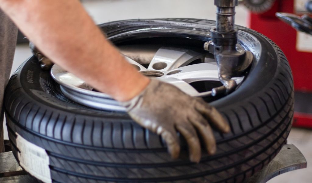 Opony letnie i zimowe, czym się różnią i dlaczego trzeba je zmieniać?