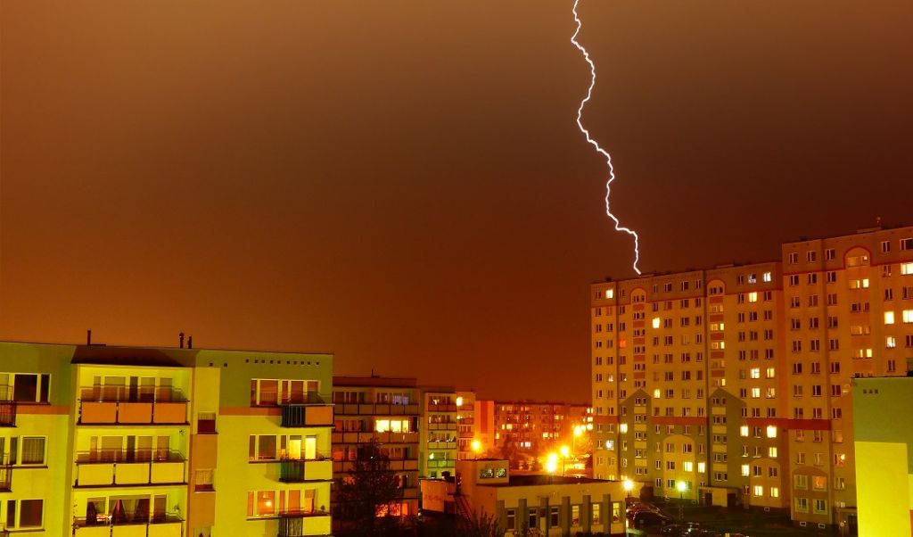 Elektronika w trakcie burzy. Czy trzeba wyjmować wtyczki z gniazdek?