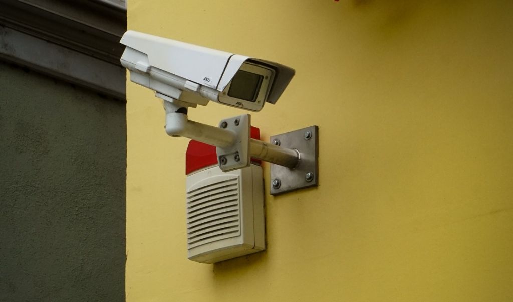 Jak wybrać kamerę do monitoringu domu? Poradnik