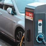 Auto elektryczne traci zasięg w zimne dni? O tym trzeba pamiętać