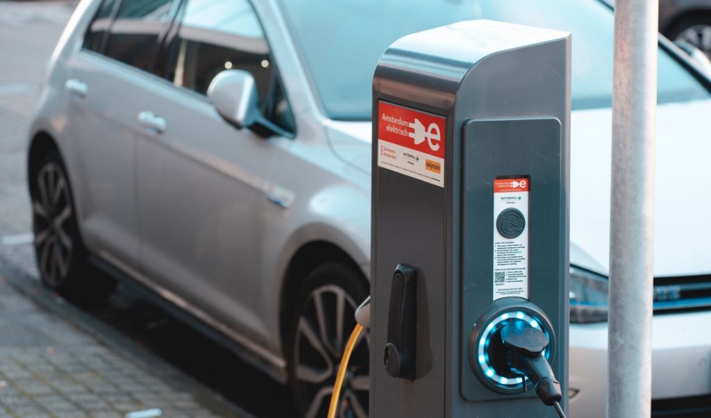 Auto elektryczne traci zasięg w zimne dni? O tym trzeba pamiętać.