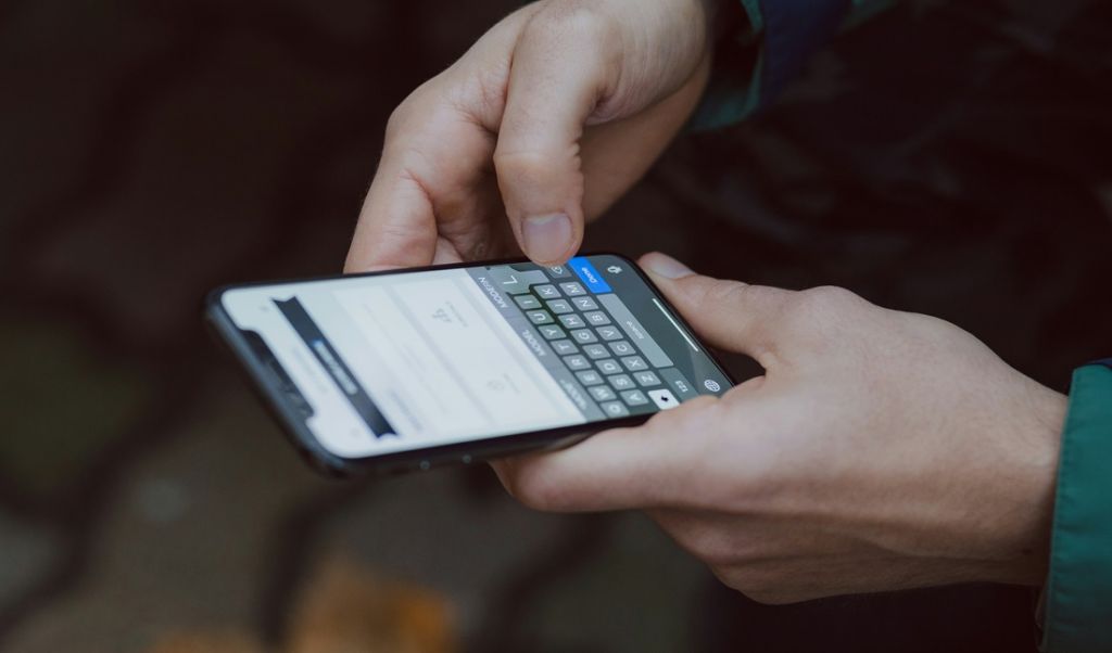 Frustrujące błędy autokorekty? Oto jak naprawić działanie klawiatury smartfona