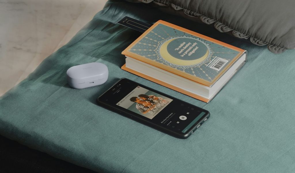 Budzisz się rano a smartfon rozładowany. Jak temu zapobiec?