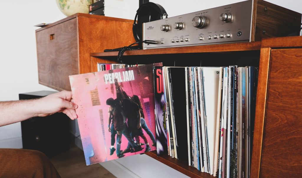 Jak czyścić i przechowywać płyty winylowe tak, by ich nie uszkodzić? Poradnik