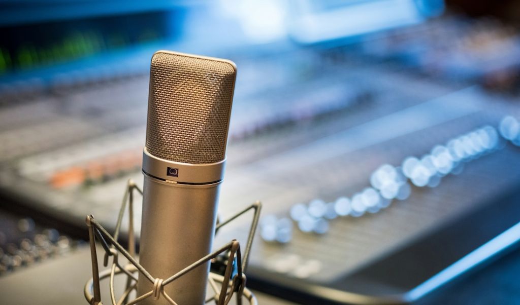 Jak rozpoznać, że nagranie głosowe zostało spreparowane przez sztuczną inteligencję?